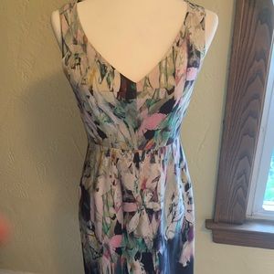 Beautiful Ellie Tahari dress perfect for work or play.